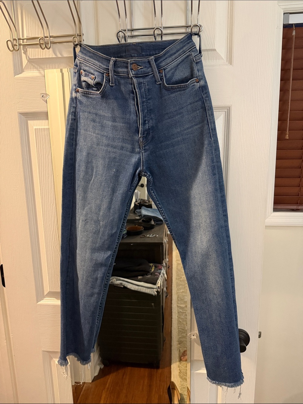 MOTHER Raw Hem Cropped Ankle Jeans - Blue Denim